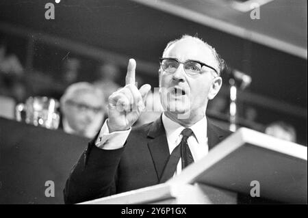 Brighton : Hugh Scanlon, presidente dell'Unione Amalgamata dei lavoratori del settore ingegneristico e del commercio merci, seconda più grande unione di Britiano, interviene alla 68a conferenza annuale del Partito Laburista. Ottobre 1969 Foto Stock