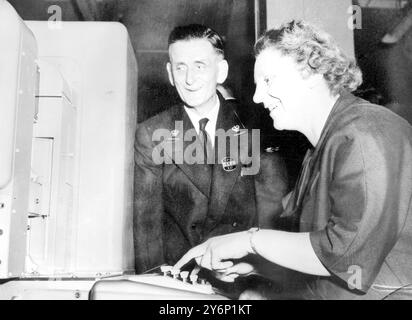 La signorina Mervyn Pike assistente del direttore postale generale prova una nuova macchina all'ufficio postale di Luton, 23 giugno 1960 Foto Stock