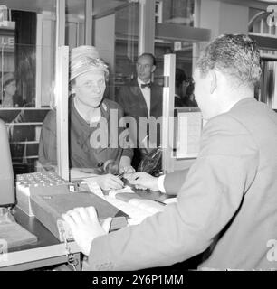 La signorina Mervyn Pike assistente del direttore postale generale acquista un francobollo da tre soldi al primo ufficio postale di nuovo stile della Britains South Molton Street Mayfair Londra Foto Stock