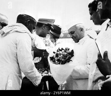 3 maggio 1955: Nehru e Nasser tornano dalla Conferenza Asia-Africana. New dehli, India: Il primo ministro indiano Nehru e il tenente colonnello Gamal Abdel Nasser, primo ministro egiziano, vengono presentati con mazzi di fiori a nome del presidente indiano al loro ritorno qui dopo aver partecipato alla Conferenza Asia-Africana a Bandung. Foto Stock