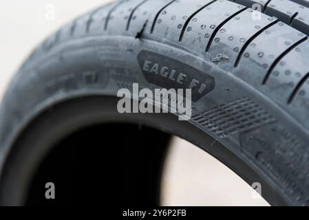 Bangkok, Tailandia - 15 agosto 2024: Primo piano sul logo Goodyear sulle gomme Foto Stock