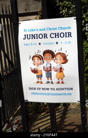 Poster per audizioni per un coro Junior sulla porta della Chiesa di San Luca Sydney Street Chelsea Londra Inghilterra Foto Stock