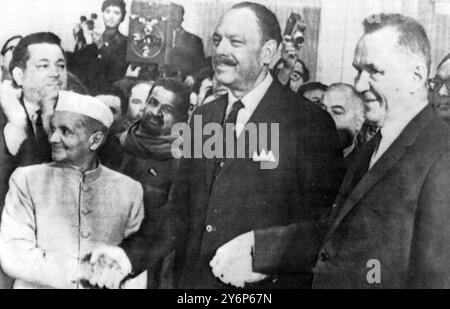 Tashkent, U.S.S.R: Firma della dichiarazione taskent il Premier indiano Lal Bahadur Shastri (a sinistra) stringe la mano al presidente pakistano Mohammed Ayub Khan, con il Premier russo Alexei Kosygin (a destra). 10 gennaio 1966 Foto Stock