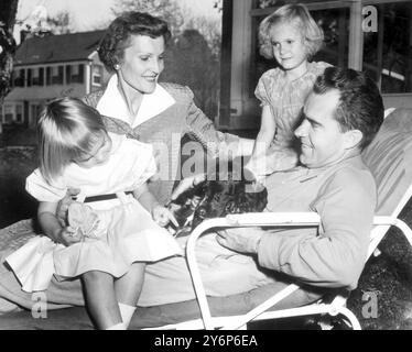 Il senatore Richard Nixon, il candidato Vicepresidente repubblicano, nella sua casa di washington con la moglie Mrs Pat Nixon, le figlie Julie (di 4 anni) Patricia (di 6 anni) e le spaniali Checkey. 29 settembre 1952 Foto Stock