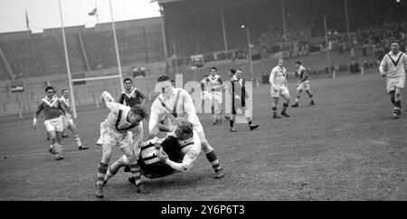 R Nicholson (Inghilterra) affronta G Berthomieu (Francia) durante l'International Rugby match tra Inghilterra e Francia allo Stadio di Wembley, 12 marzo 1949 Foto Stock