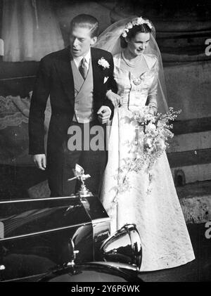 Il conte di Harewood e la contessa di Harewood sui gradini della chiesa di San Marco, matrimonio di Londra con Miss Marion Stein, 29 settembre 1949 Foto Stock