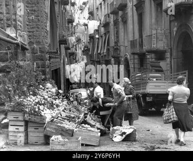 Italy Naples Back Streets - fine anni '1950/inizio '1960 Foto Stock