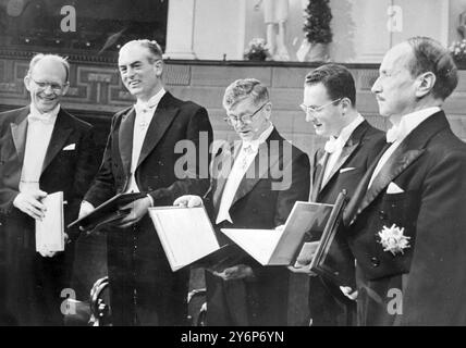 Stoccolma: Noble Prize Winner alla cerimonia di premiazione alla presenza del re Gustavo e della principessa Margaretha e Birgitta. Da sinistra a destra) Williard F. Libby (chimica) : Professor Peter Medawar (medicina) : Sir Frank Macfarlane Burnet (medicina) : Donald A. Glaser (fisica) e poeta francese - Diplolmat Saint John perse (letteratura) vincitori dei premi Nobel. 10 dicembre 1960 Foto Stock