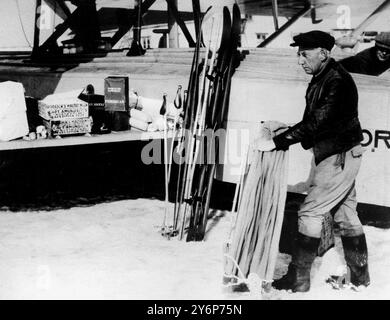 Amundsen - volo polare Ellsworth Amundsen che supervisiona il carico di rifornimenti alimentari e attrezzature di marcia poco prima dell'inizio del 17 giugno 1925 Amundsen, Roald Engelbregt Gravning esploratore artico ed antartico norvegese; guidò la prima spedizione con successo per raggiungere il Polo Sud 1911; con Lincoln Ellsworth e Umberto Nobile, guidò la prima spedizione di successo per volare sopra il Polo Nord 1926; scomparve mentre tentava di salvare Umberto Nobile dopo la fallita missione di Nobile in Artico  1872-1928 Foto Stock