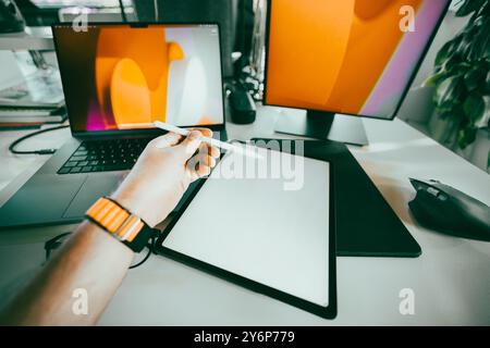 Appunti per riunioni con la mano che tiene lo stilo per tablet digitale. Mockup a schermo vuoto della tavoletta grafica. Interno dello spazio per ufficio. Foto Stock