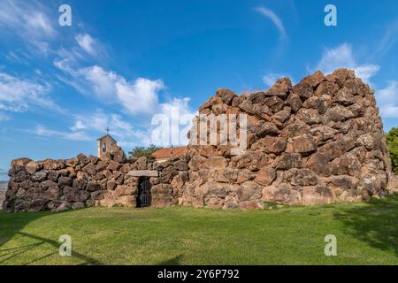 Rovine di un antico nuraghe a Sant'Anna Arresi, Sardegna, Italia Foto Stock