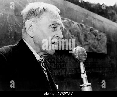 Lo scienziato atomico della Germania Est e premio Nobel, il professor otto Hahn, è raffigurato mentre parla alla cerimonia di inaugurazione della targa commemorativa a Pierre e Marie Curie. 21 giugno 1966 Foto Stock