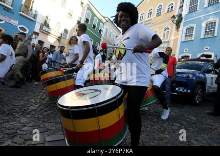 salvador, bahia, brasile - 29 maggio 2023: I membri della band Olodum esibirsi a Pelourinho, il centro storico di Salvador. Foto Stock