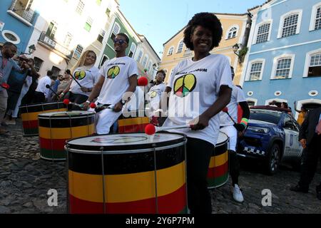 salvador, bahia, brasile - 29 maggio 2023: I membri della band Olodum esibirsi a Pelourinho, il centro storico di Salvador. Foto Stock