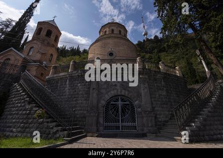 Il Mtatsminda Pantheon di Tbilisi è una necropoli dove sono sepolti importanti scrittori, artisti, studiosi ed eroi nazionali della Georgia. Foto Stock