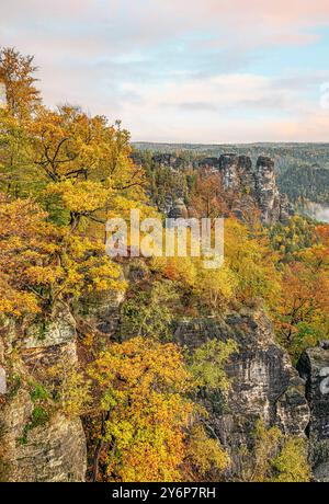 Vista panoramica dalla formazione rocciosa di Bastei in autunno, Svizzera sassone, Germania Foto Stock