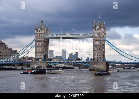 Londra, Regno Unito. 23 settembre 2024. Vista diurna del Tower Bridge in una giornata nuvolosa. Credito: Vuk Valcic/Alamy Foto Stock