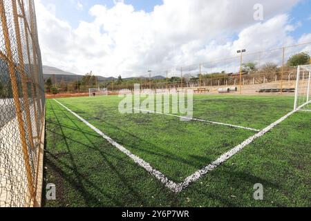 salvador, bahia, brasile - 10 dicembre 2023: I giovani giocano a calcio su un campo con erba sintetica nella città di Salvador. Foto Stock