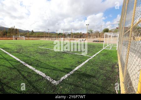 salvador, bahia, brasile - 10 dicembre 2023: I giovani giocano a calcio su un campo con erba sintetica nella città di Salvador. Foto Stock