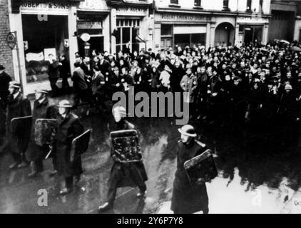 Disordini di Londonderry: Guidati dalla polizia che indossa caschi in acciaio e scudi, i manifestanti si dirigono lungo Foylce Street, verso la Guildhall in città. I manifestanti sono "volontari dell'Ulster" e simpatizzanti protestanti. A Londonderry sono scoppiate violenze importanti oggi, quando migliaia di manifestanti dei diritti civili cattolici e protestanti militanti si sono scontrati nella periferia di Londonderry. Almeno 15 uomini e 7 donne sono rimasti feriti. Foto del 4 gennaio 1969 Foto Stock