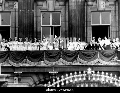 Giorno dell'incoronazione per la Regina Elisabetta II. La famiglia reale si allinea sul balcone del Palazzo. La Regina che sventolava la Corona Imperiale dello Stato, il Duca di Edimburgo e i loro figli, il Principe Carlo e la Principessa Anna, ondeggiano in risposta alle tumultuose applausi delle grandi folle di fronte a Buckingham Palace mentre appaiono sul balcone per guardare il sorvolo di 168 aerei a reazione - il saluto della Royal Air Force. A sinistra della Regina sono (l-r): La Principessa reale e le sei Dame d'onore della Regina, Lady Rosemary Spencer-Churchill, Lady Moyra Hamilton, Lady Jane Heathcote-Drummond-Willoughby, Lady Ann Foto Stock