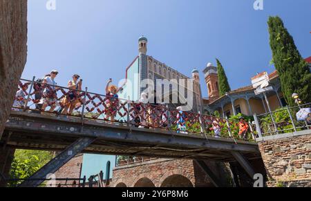 Tbilisi, Georgia, 22 giugno 2024 - folle di turisti passeggiano e scattano foto nell'antico quartiere di Tbilisi in una giornata di sole Foto Stock
