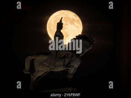 Luna piena sopra la statua del re di Georgia Vakhtang Gorgasali a Tbilisi, Georgia, statua equestre stagliata dalla notte piena di luna, Foto Stock