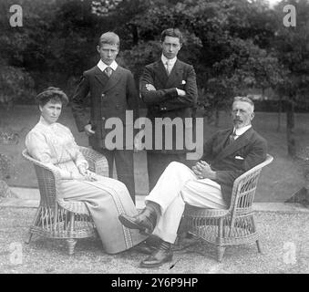 Principessa e principessa Enrico di Prussia, con i loro due figli, il principe Waldemar (a destra della foto) e il principe Sigismud (a sinistra della foto). 1914 Foto Stock