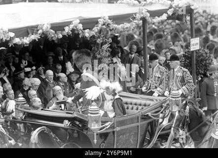 Visita reale della Danimarca in Inghilterra. Re e regina di Danimarca che ricevono un indirizzo a Oxford Street. 1914 Foto Stock