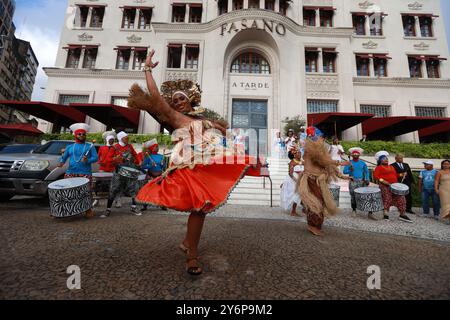 salvador, bahia, brasile - 12 settembre 2024: Presentazione culturale vicino all'hotel Fasano nel centro storico della città di salvador. Foto Stock