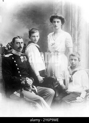 Il re e la regina con il principe ereditario e il principe Knud, di Danimarca. 1914 Foto Stock