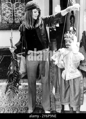 L'attrice britannica Julie Christie fa shopping a Ginevra, Svizzera, 28 ottobre 1969 Foto Stock