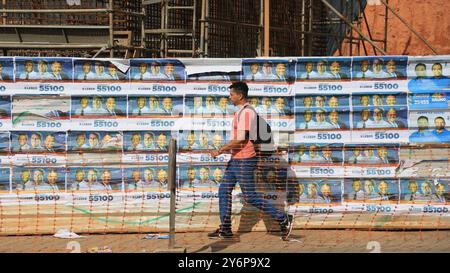 salvador, bahia, brasile - 17 settembre 2024: Manifesti candidati alle elezioni del 2024 sono bloccati sulle strade pubbliche della città di Salvador. Foto Stock