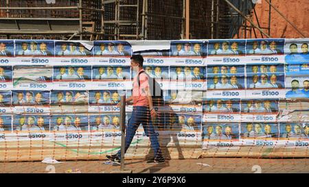 salvador, bahia, brasile - 17 settembre 2024: Manifesti candidati alle elezioni del 2024 sono bloccati sulle strade pubbliche della città di Salvador. Foto Stock