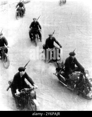 Civili russi in addestramento militare. Giovani uomini in Russia si addestrano come motociclisti armati. Un ulteriore esempio dell'incorporazione di ogni persona adatta in una parte attiva dello sforzo bellico sovietico. 10 ottobre 1941 Foto Stock