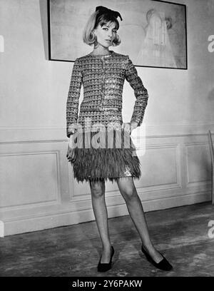 Parigi : visto alla recente presentazione della collezione autunno e inverno 1967 / 1968 di Yves Saint Laurent, questo mini-abito per serate informali . E' fatto di rubino e oro zoppo con il tutu di un ballerino in piume di struzzo rubino. Il bolero aderente ha maniche lunghe e strette e nasconde un top perfettamente liscio e senza maniche . L'acconciatura è alice-in-Wonderland 9 agosto 1967 Foto Stock