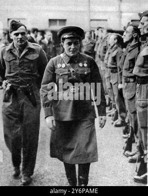 L'asso dell'Armata Rossa cecchino a Londra - Lieut Lyndmilla Pavlichenko . Il tenente Lyndmilla Pavlichenko è arrivato a Londra con una delegazione della Gioventù sovietica . Lieut Pavlichenko ha ventisei anni e ha preso parte alla difesa di Odessa e Sebastopol . Ha sparato a 309 tedeschi ed è stata ferita quattro volte . Viene mostrata durante l'ispezione del Ministero dell'informazione unità della Guardia interna . 14 novembre 1942 Foto Stock