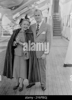 E' BONNY, DICE BONITA. L'attrice BONITA GRANVILLE , che indossa il suo mantello di pelliccia, e ha pesanti braccialetti su entrambi i polsi, raffigurati con suo marito, JACK WRATHER, a bordo della stella bianca Cunard ' Queen Elizabeth ' all'arrivo a Southampton dall'America. 13 ottobre 1949 Foto Stock