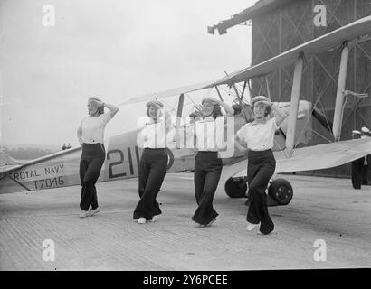 LE RAGAZZE DELLA MARINA ' SCUOTONO UNA GAMBA ' . Un elegante quartetto con fondo a campana del Women's Royal Naval Service danzerà il corno - il punto culminante della mostra a terra nella Royal Naval Air Day presso la stazione aerea della marina di Yeovilton , Somerset . Le ragazze sono BARBARA PARRY 9 Liverpool , Sheila Smith ( Dundee) , LILIAN ENGLISH ( Londra ) e JOCELYN WEBB ( Birmingham ) . 24 settembre 1949 Foto Stock