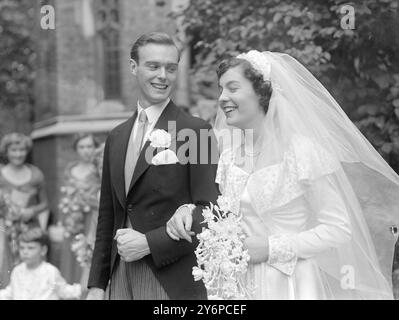 "PICCOLA VENDITRICE" SPOSI... E' LA FIGLIA DEL CAPO DI HARROD Susan Woodman Burbidge , figlia di Sir Richard Burbidge , presidente di Harrods , e di Gladys Lady Burbidge , si è sposata oggi nella Holy Trinity Church , Brompton Road , Londra , con il sig . Michael D.L. Pearson , di Oran Court , Hampstead , Londra . La sposa, dai capelli scuri e dagli occhi nocciolati, ha 22 anni. Lo sposo ha 26 anni ed è figlio del signor. Deric E.W. Pearson e della signora . Frank le couteur , ha prestato servizio nella Royal Navy durante l'ultima guerra ed è attualmente impiegato nel settore pubblicitario a Londra . Foto Stock