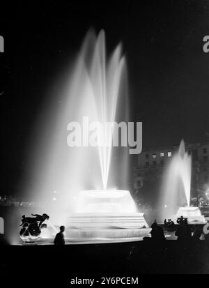 SILVER SPRAYS Londoners ha una visione d'insieme del loro più luminoso spettacolo gratuito quando il sistema di illuminazione d'argento BE nelle fontane di Trafalgar Square è stato acceso per una ' prova ' stasera . A partire da domani le fontane saranno illuminate due volte a settimana - il sabato e il mercoledì sera . IMMAGINI: Le fontane illuminate di Trafalgar Square sparano spruzzi d'argento nella notte - per incorniciare la silhouette di St. Martin 's -in-the-Fields.- foto fatta durante l'accensione del processo. 23 settembre 1949 Foto Stock