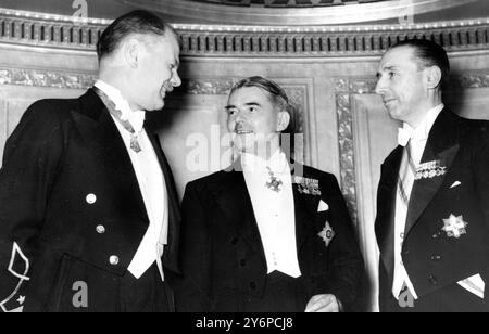 I pionieri del motore a reazione sono stati ospiti principali in onore del decimo anniversario del volo a motore a reazione nel mondo libero in una cena raccomandata al Dorchester Hotel ., Londra , Inghilterra . Qui si vedono LtoR Mr TOM Sopwith , Mr WG Carter ( direttore tecnico della Gloster Aircraft , pioniere partner di Sir Frank Whittle) , il commodoro Sir Frank Whittle (progettista del motore storico ) e Sir Frank Spriggs , che ispeziona il motore a reazione originale inventato da Sir Frank Whittle . Sono 10 yeras da quando il primo aereo a reazione ha raggiunto le nuvole . 31 maggio 1951 Foto Stock