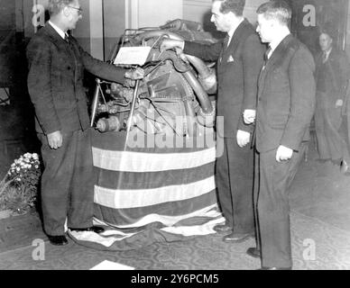 Il Ministro degli approvvigionamenti , George Strauss , al Museo della Scienza di South Kensington , Londra stasera , ha ricevuto per conto della Nazione i due motori di volo originali Whittle che hanno alimentato il primo aereo a reazione di successo al mondo . Uno dei motori , il WI , rimarrà nella fiducia permanente del Museo della Scienza , mentre il motore gemello , il WII , sarà spedito in America come una cintura da Britian al popolo degli Stati Uniti . Il dono dei motori alla nazione è stato fatto dalla Power Jets Ltd , il governo possedeva il successore della società originale di Sir Frank Whittle . Sx Foto Stock