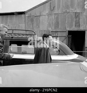Zvi Tohar , il pilota di El-al che ha portato in Israele l' ex leader delle SS naziste Adolf Eichmann dopo la sua cattura in Argentina , lasciando il distretto del tribunale di Beit Haam il 12 aprile 1961 . non è entrato nella camera di corte . Può essere chiamato a testimoniare più tardi nel processo contro Eichmann, che sta affrontando 15 accuse, 12 delle quali recano la pena di morte il 14 aprile 1961 Foto Stock