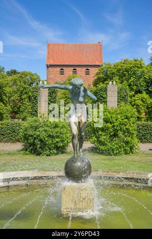 Springbrunnen Kugelläuferin, Zeltinger Platz, Frohnau, Reinickendorf, Berlino, Deutschland *** Fountain Kugelläuferin, Zeltinger Platz, Frohnau, Reinickendorf, Berlino, Germania Foto Stock