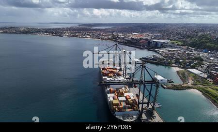 salvador, bahia, brasile - 25 settembre 2024: Veduta aerea di una nave ormeggiata nel porto della città di Salvador. Foto Stock