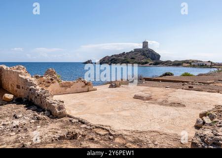 L'antica area archeologica di ​​Nora, Italia, con la torre di Coltellazzo o Sant'Efisio sullo sfondo Foto Stock