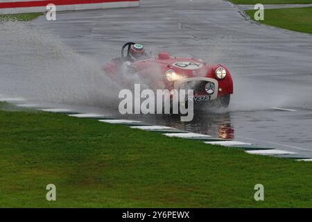 Un grande pennacchio di spray, Geoff Gordon, Triumph TR2, Fordwater Trophy, una gara di venticinque minuti per auto GT e sportive basate su produzione Foto Stock