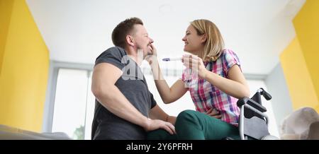 Il marito felice ha ottenuto le notizie circa la gravidanza del wifes, in attesa del bambino, uomo di mezza età sorride Foto Stock