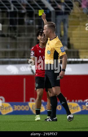 Hayate Matsuda (Hannover 96 II, n. 3) erhaelt hier von Martin Wilke (Schiedsrichter) Seine erste gelbe Karte der Partie. GER, TSV 1860 Muenchen gegen Hannover 96 II U23, Fussball, 3. Bundesliga, 7 anni. Spieltag, Saison 2024/2025, 25.09.2024. (LE NORMATIVE DFL DFB VIETANO QUALSIASI USO DI FOTOGRAFIE COME SEQUENZE DI IMMAGINI E/O QUASI-VIDEO). Foto: Eibner-Pressefoto/Heike Feiner Foto Stock